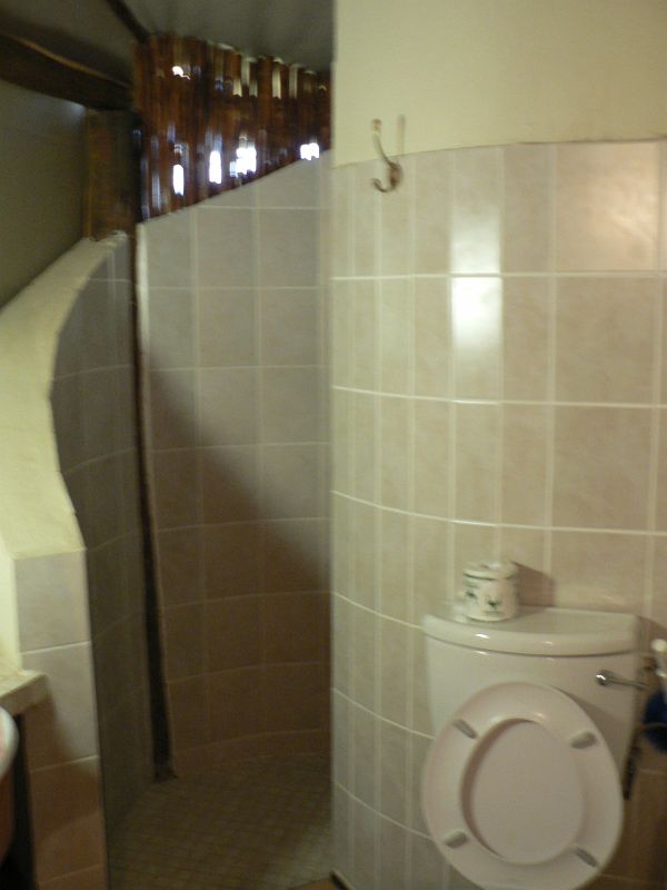 JAR 374.JPG - Navíc byl stan vybaven teplou sprchou a záchodem. V tomhle JAR jasně vede nad Jihovýchodní Asií, kde to se sprchou vždy nebylo růžové.